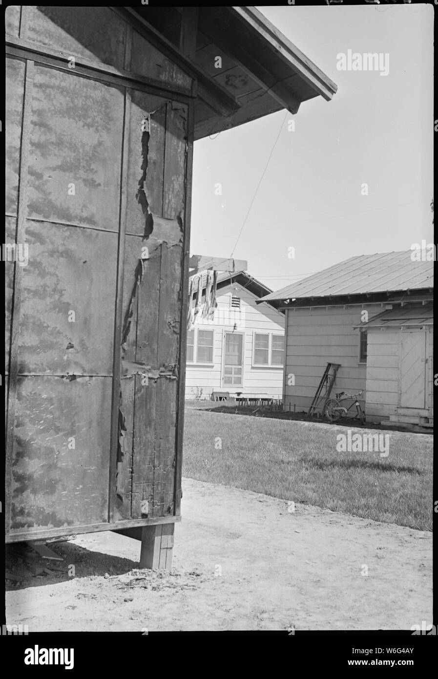 Colorado River Relocation Center, Poston, Arizona. Ecke der Baracke G im Block 34, wo ernannt. . .; Umfang und Inhalt: Der vollständige Titel für dieses Foto lautet: Colorado River Relocation Center, Poston, Arizona. Ecke der Baracke G im Block 34, wo ernannte Personal leben in diesem Relocation Center, die vom Feuer glaubt, von brandbomben Herkunft beschädigt wurde. Gebäude im Hintergrund gezeigt wird, ist die Wohnung von Charles Smith, die auch etwas von einem ähnlichen Brand entdeckt weniger als eine Stunde früher am selben Abend beschädigt war besetzt. Stockfoto