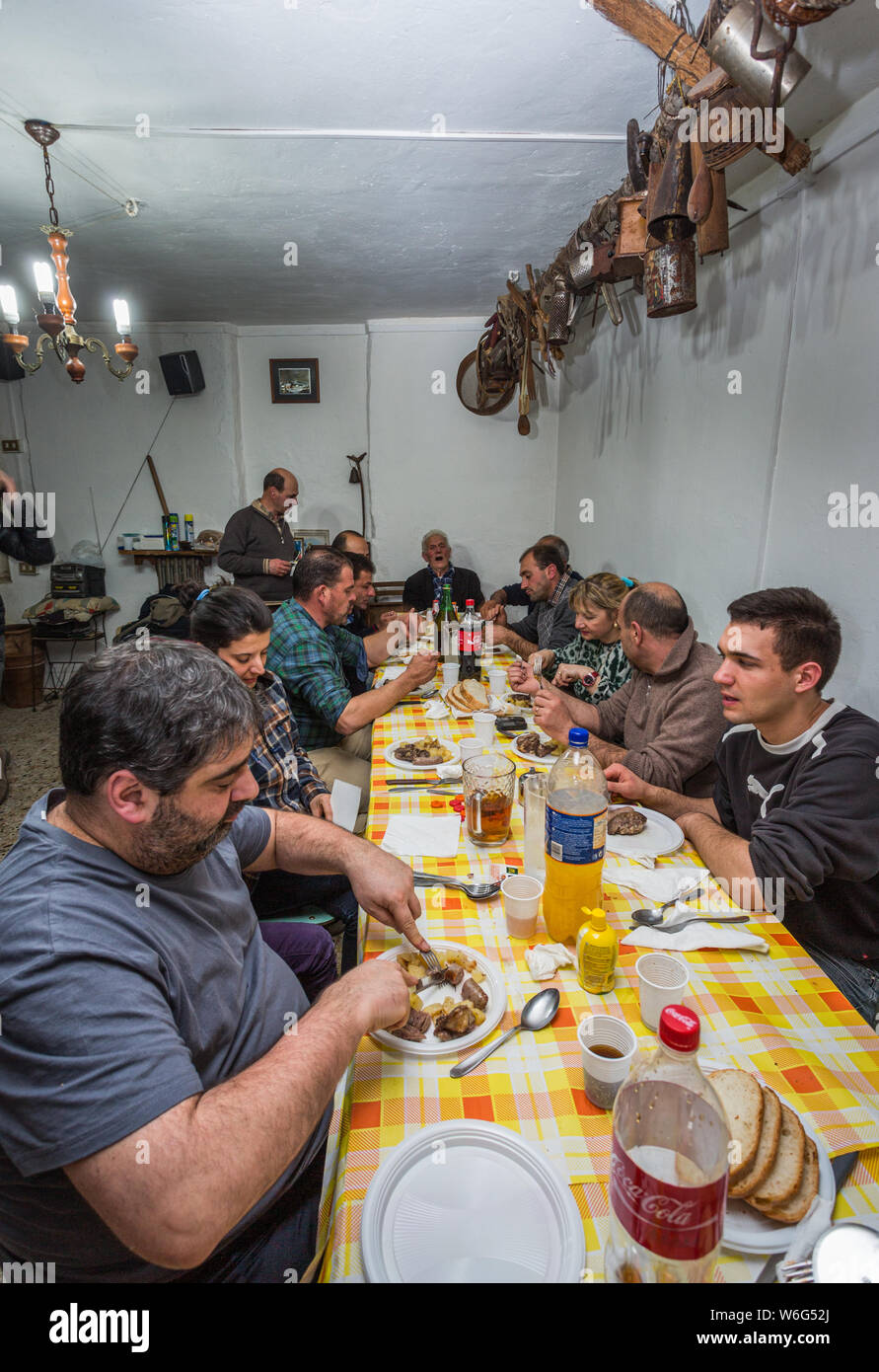 Die 'Panarda'. Ein großes Gastmahl, die die ganze Nacht des Heiligen Antonio Abate dauert Stockfoto