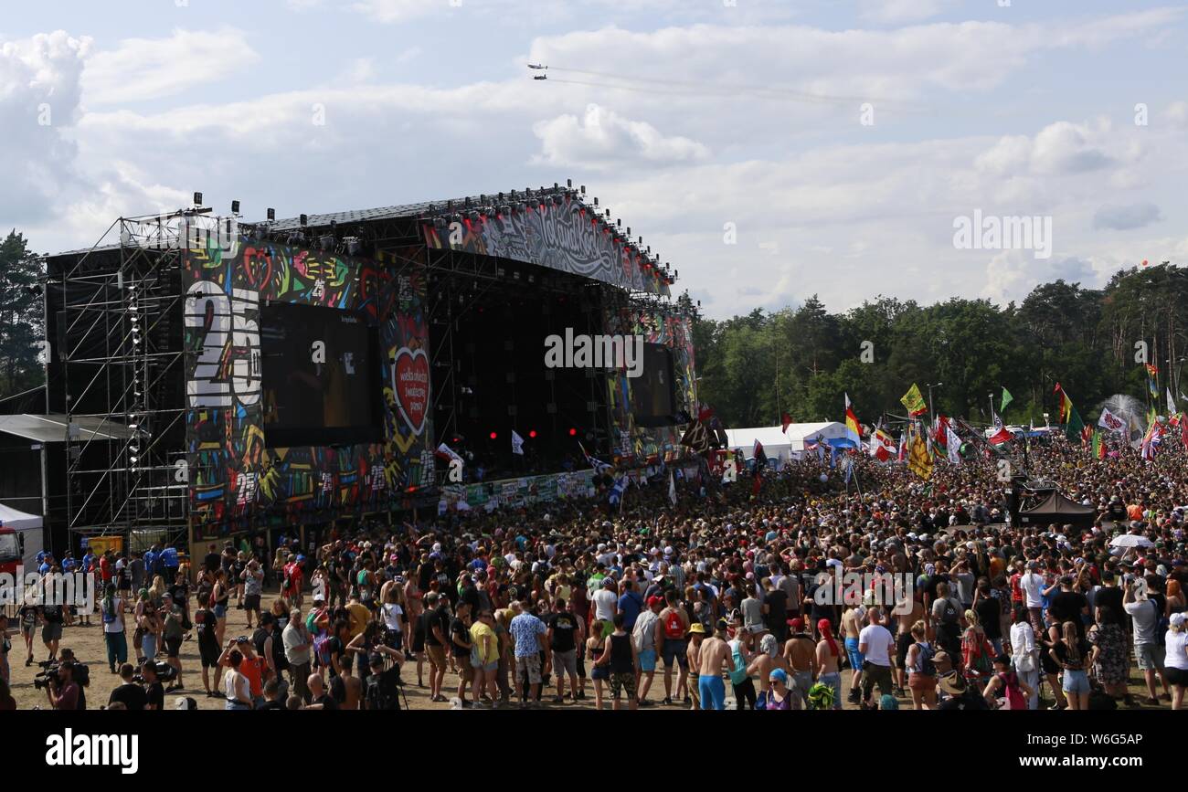 Kostrzyn, Polen, 1. August 2019, Flugzeuge bei der Eröffnung über die Bühne. 25. Pol' und 'Rock Festival ist das größte nicht-kommerzielle Festival in Europa. In diesem Jahr wird das Festival auf 1-3 August in der Stadt Kostrzyn nad Odra im westlichen Polen statt. Stockfoto