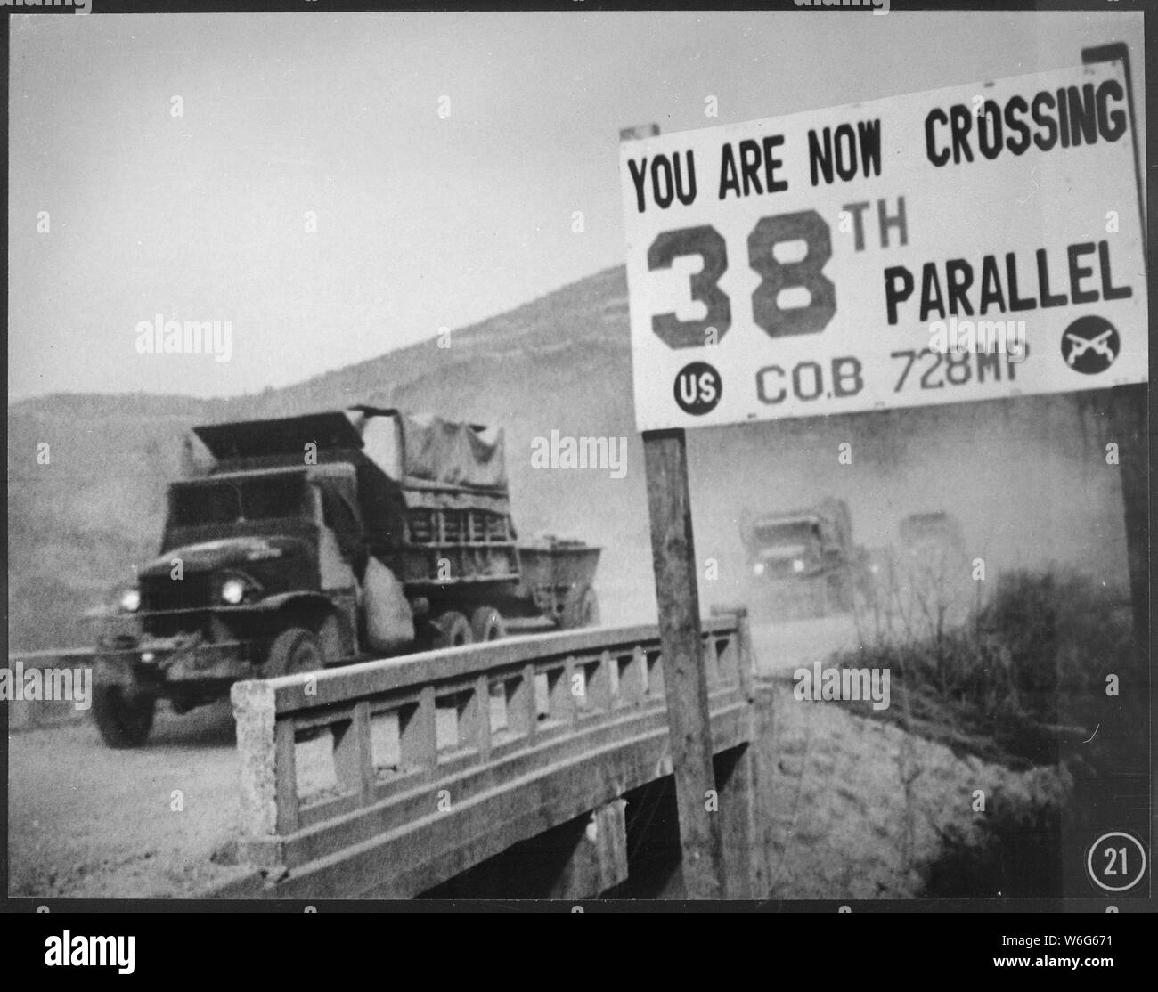 Überschreiten der 38th parallel. Uno-Truppen aus Pjöngjang, die nordkoreanische Hauptstadt zurückziehen. Sie recrossed der 38th parallel.; Allgemeine Hinweise: Verwenden Sie Krieg und Konflikt Nummer 1433 bei der Bestellung eine Reproduktion oder Anforderung von Informationen zu diesem Bild. Stockfoto