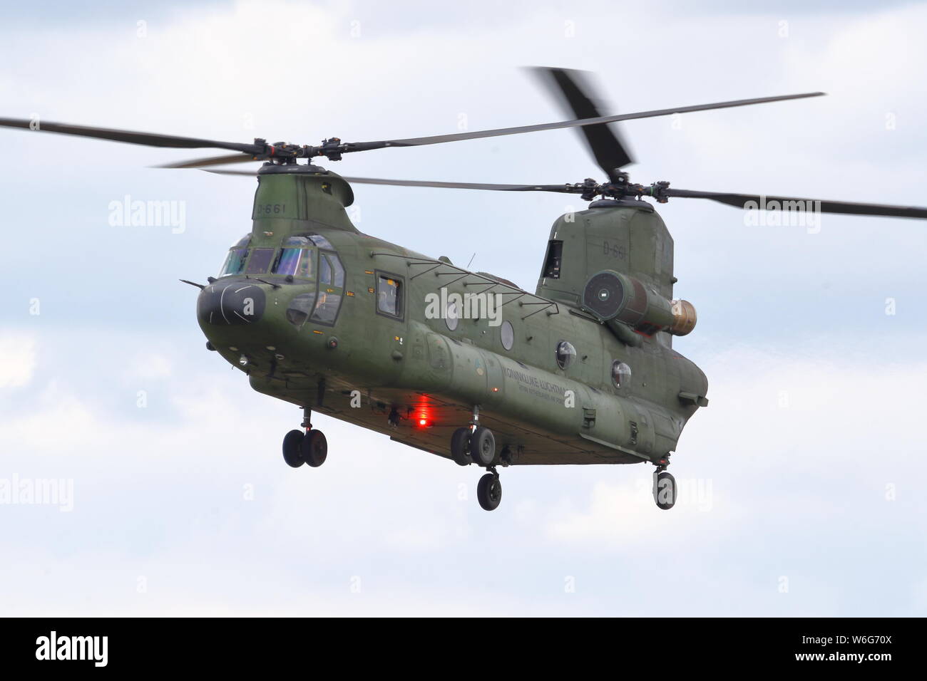 Royal Netherlands Air Force CH-47D/F Chinook bei der Ankunft im 2019 Royal International Air Tattoo in Fairford RAF, Großbritannien Stockfoto