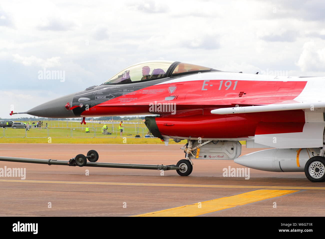 Cockpit in der Nähe der Royal Danish Air Force General Dynamics F-16 Fighting Falcon AM/BM in einer Farbe, die Sonderregelung der RIAT 2019, Fairford, England Stockfoto