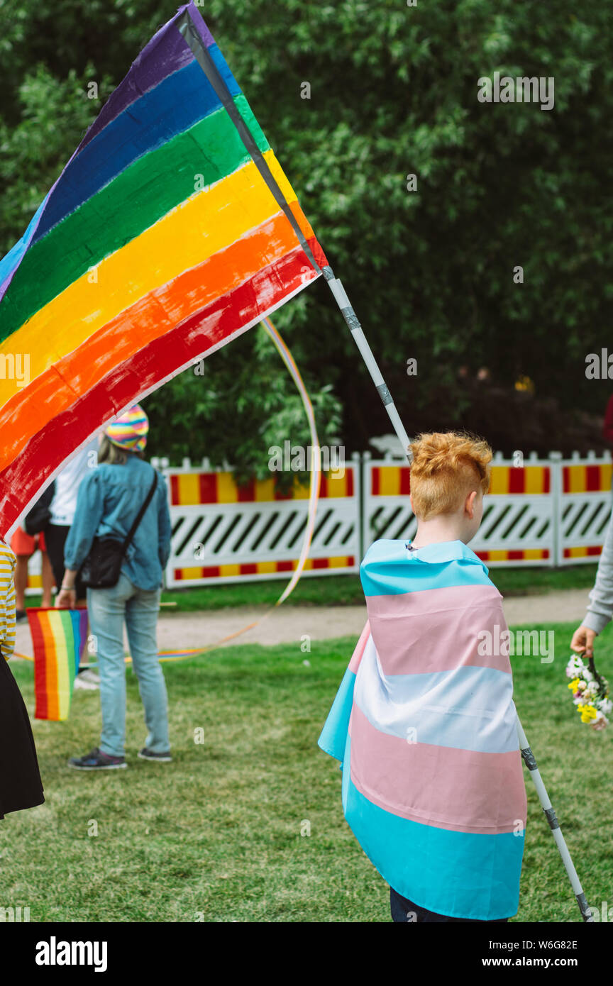 Helsinki, Finnland - 29. Juni 2019: Junge mit Rainbow und transgender Flagge auf Helsinki Pride Festival in Kaivopuisto öffentlichen Park Stockfoto