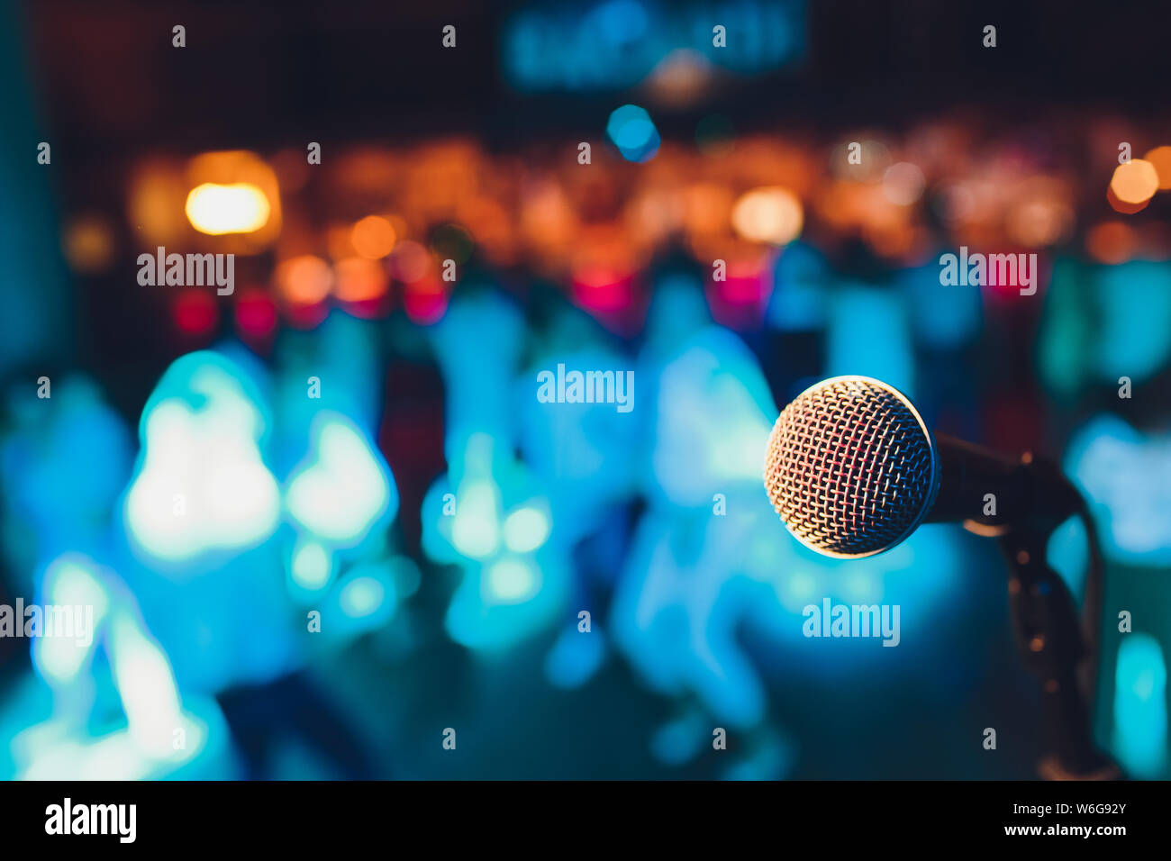Mikrofon auf einem Stand up Comedy Bühne mit bunten Bokeh, kontrastreiches Bild. Stockfoto