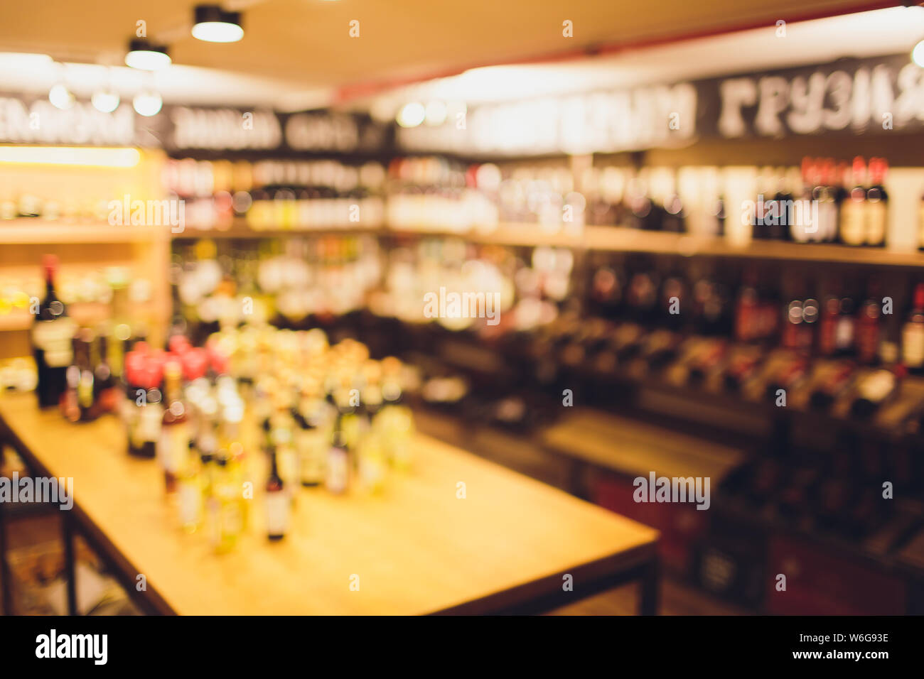 Verschwommenes Bild von Liquor Shop für Hintergrund verwendet. Stockfoto