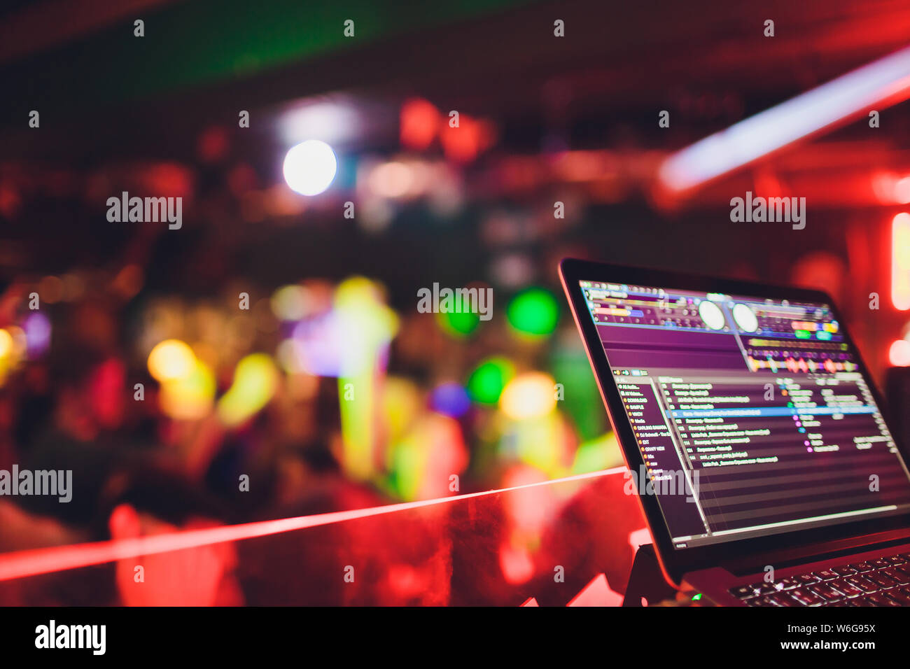 Veranstaltung Tuner Controlling Sound Von Tablet Auf Dem Hintergrund Der Karaoke Bar Stockfotografie Alamy