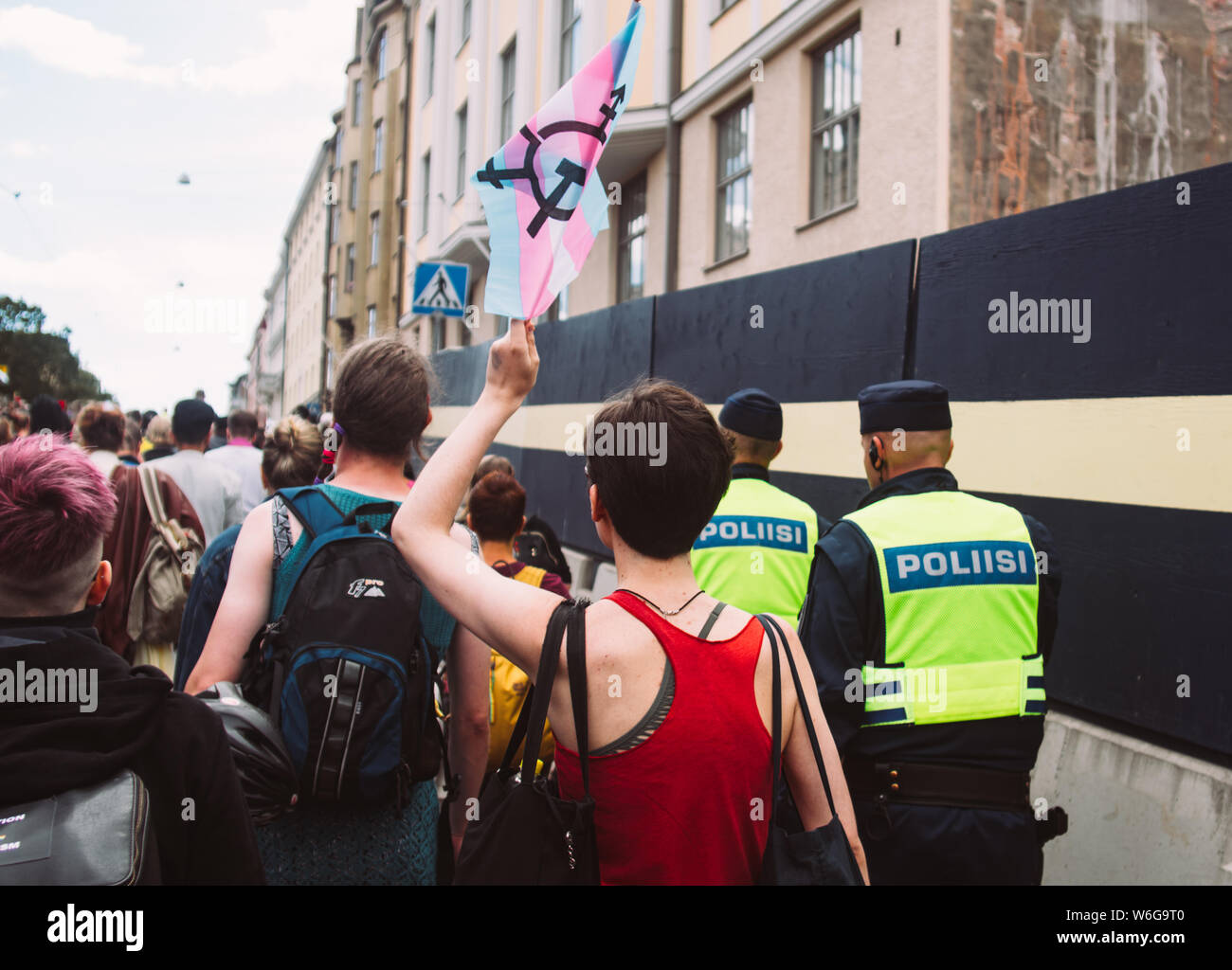 Helsinki, Finnland - 29. Juni 2019: die Polizei in der Nähe von Antifaschismus Aktivisten auf Helsinki Pride Festival auf der Straße Stockfoto