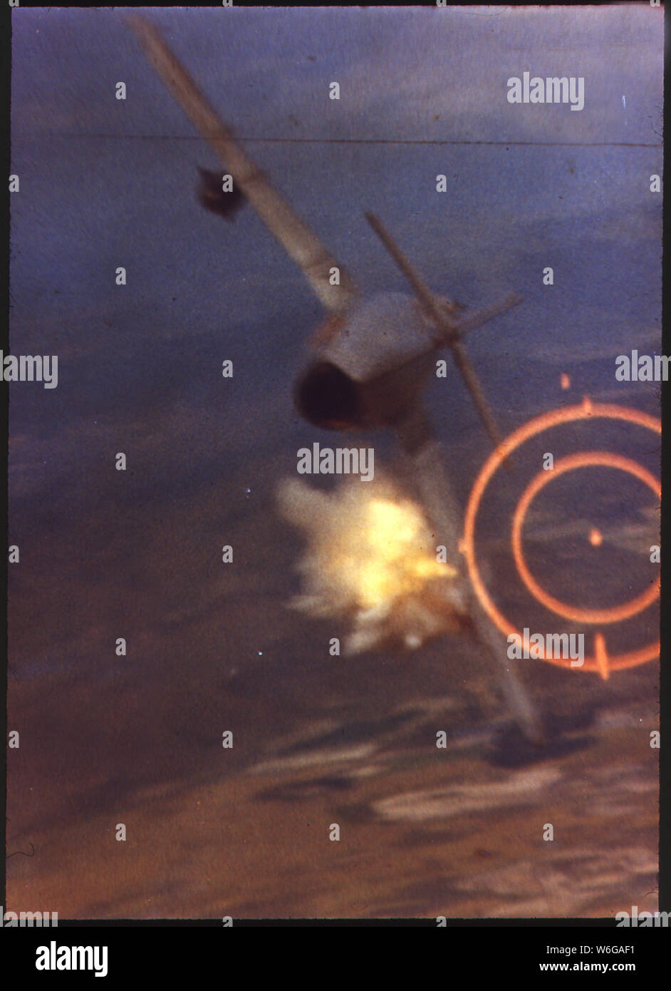 Tod eines MIG. Feuern seiner 20-mm-Kanone auf Point-blank, großen Kuster Hits der linke Flügel der MIG in der Nähe des Rumpfes und es in Flammen. Der große F-105 bestanden 15 - 20 Fuß unter dem flammenden MIG. Stockfoto