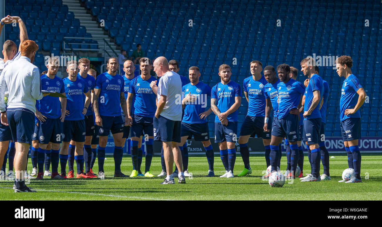 QPR Manager Mark Warburton spricht mit den Queens Park Rangers Spieler gekleidet in blau an einem Training sessin an der Loftus Road in West London W12 Stockfoto