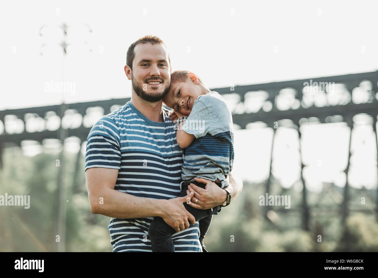 Porträt eines Vaters und eines jungen Sohnes; Edmonton, Alberta, Kanada Stockfoto