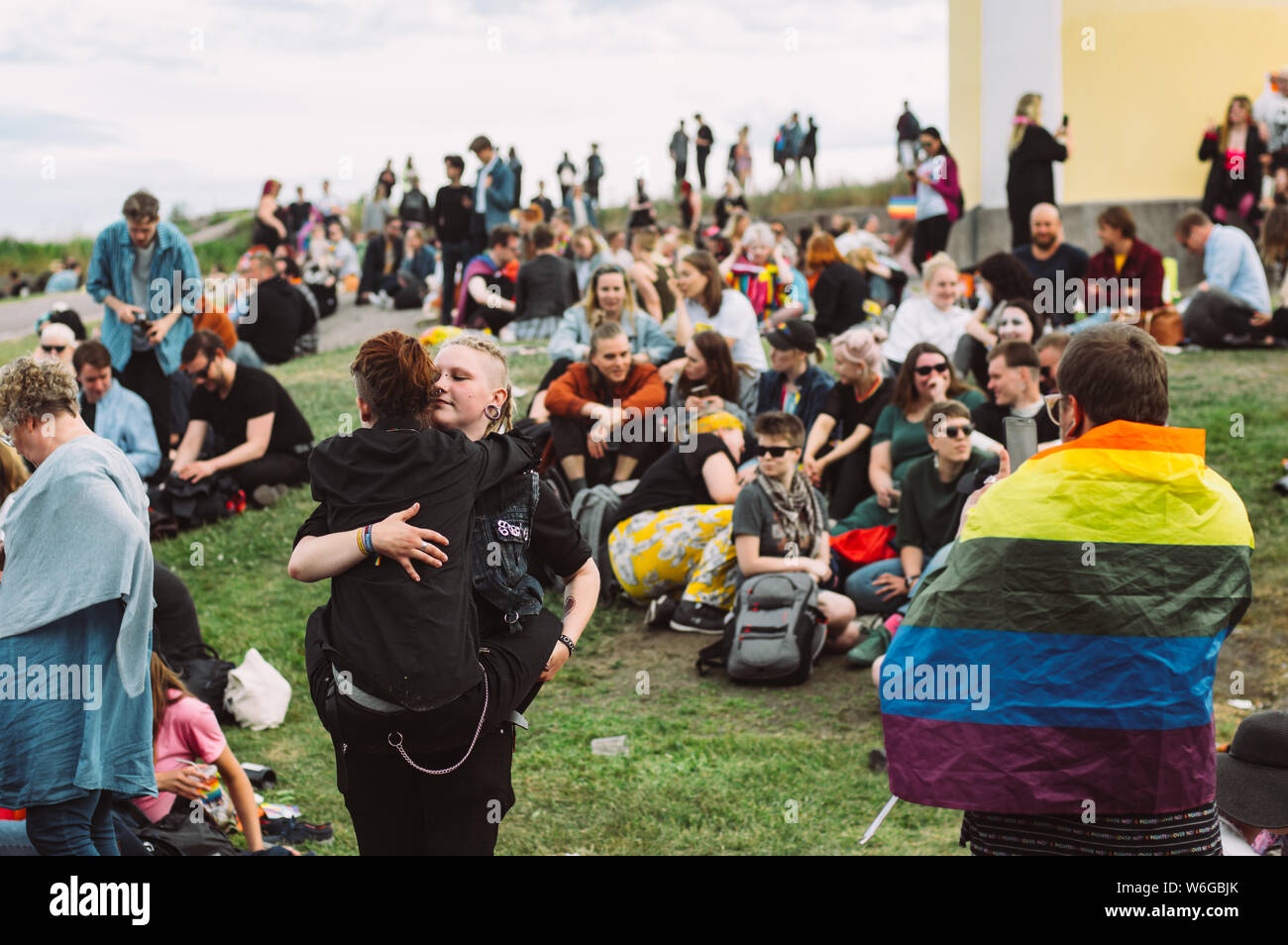 Helsinki, Finnland - 29. Juni 2019: Mädchen Freundin auf Händen tragen und Foto auf Helsinki Pride Festival in Kaivopuisto öffentlichen Park Stockfoto