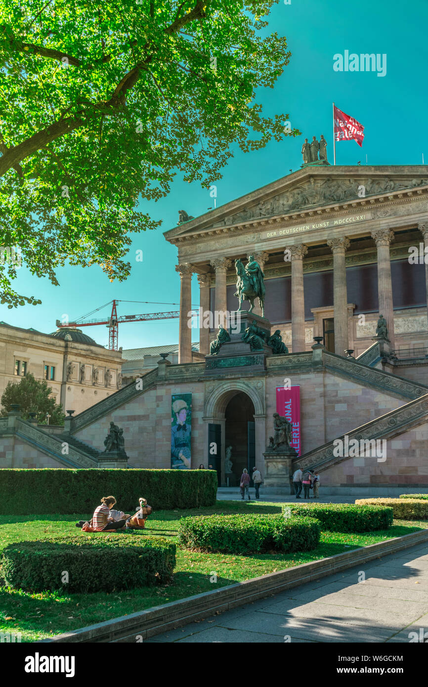 BERLIN, DEUTSCHLAND - 26. SEPTEMBER 2018: die vertikale Ansicht der Besucher im Gras des Garten am Eingang des alten nationalen Sitzung Stockfoto