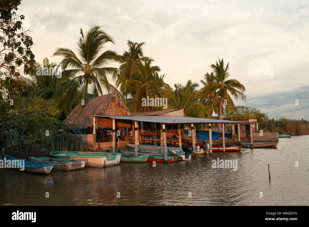 Kanus (für den Garnelenfang und für Wassertaxis verwendet) Parkplatz an der kleinen Insel - Dorf Mexcaltitán, Nayarit, Mexiko, May 2019 Stockfoto