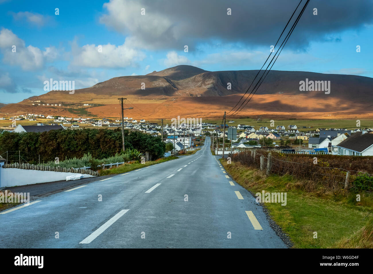 Eine Straße, die in Dooagh Dorf auf Achill Insel, Wild Atlantic Way; Achill Island, County Mayo, Irland Stockfoto