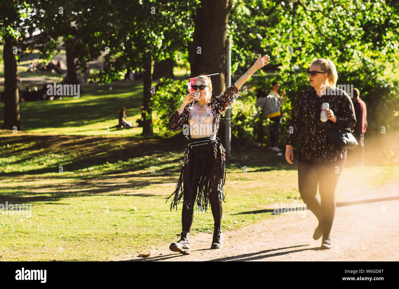 Helsinki, Finnland - 29. Juni 2019: Topless Frau in Tracht auf Helsinki Pride Festival in Kaivopuisto öffentlichen Park Stockfoto