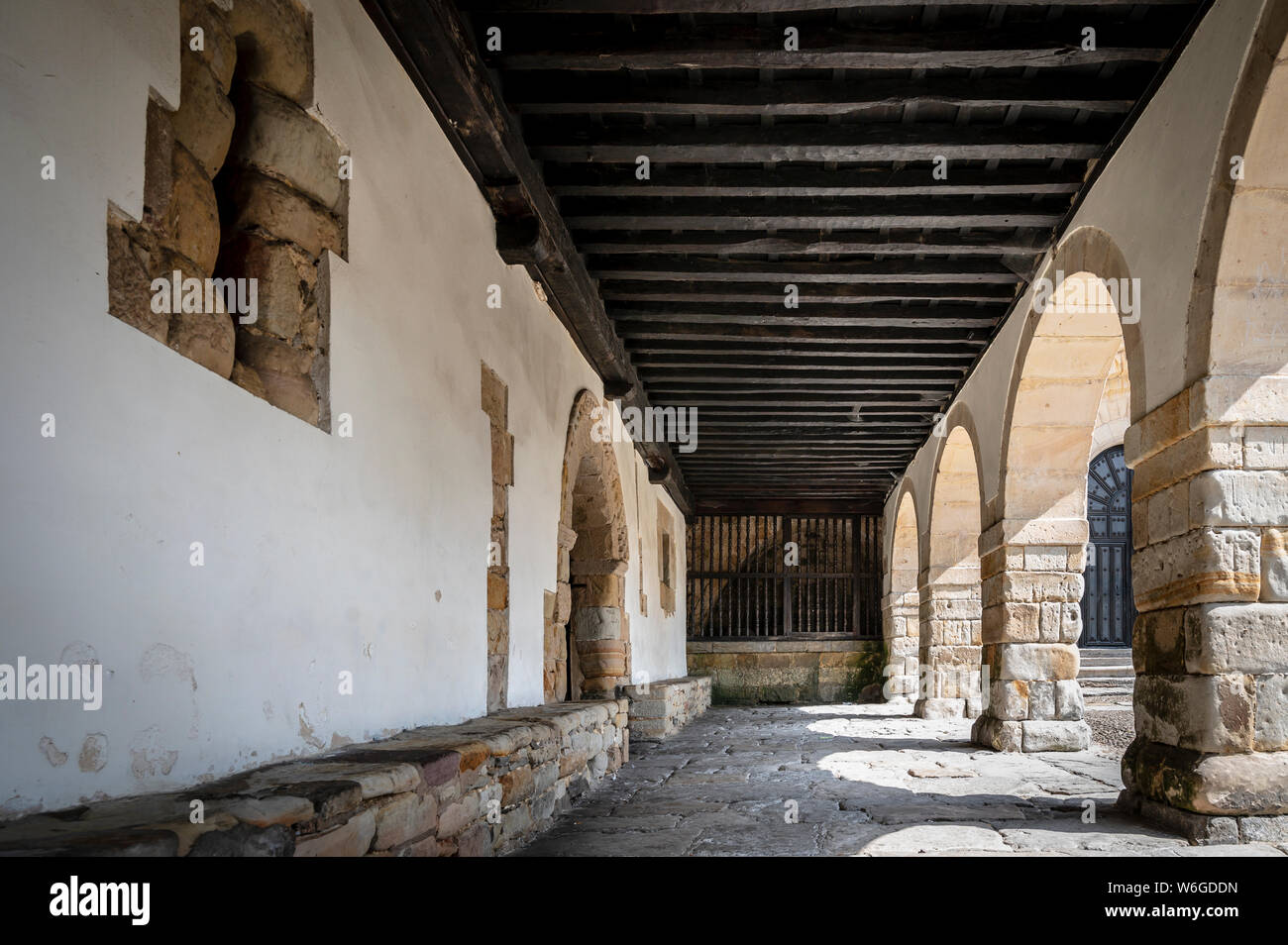 Die Stiftskirche Santa Juliana de Santillana del Mar (Cantabria, Spanien), auf die diese kantabrischen Stadt (Sant Iuliana - Santillana) verdankt seine na Stockfoto