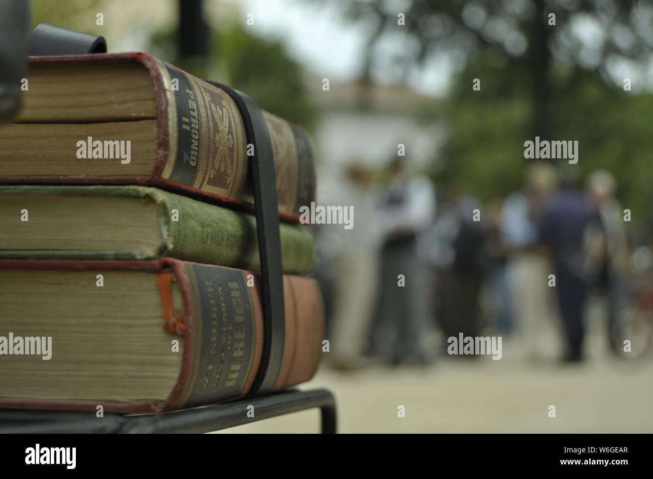 In der Moderne, die Menschen, ihre Bücher in ihre Fahrräder zu transportieren. Baum Bücher gebunden ist und auf der Rückseite ein Fahrrad. Als es in der Vergangenheit zu tun Stockfoto