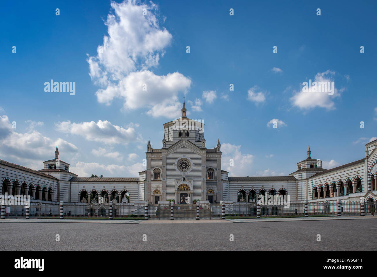 Mailand, Italien; Juli, 2019: monumentale Friedhof von Mailand, der größte Friedhof in Mailand. Es ist für die Fülle der künstlerischen Gräber und Monumente. Stockfoto