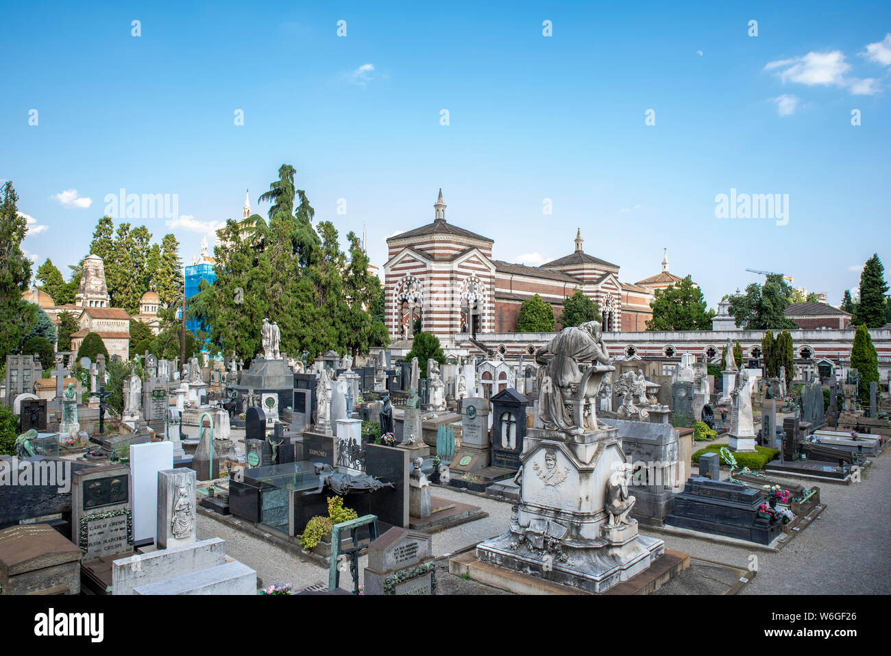 Mailand, Italien; Juli, 2019: monumentale Friedhof von Mailand, der größte Friedhof in Mailand. Es ist für die Fülle der künstlerischen Gräber und Monumente. Stockfoto