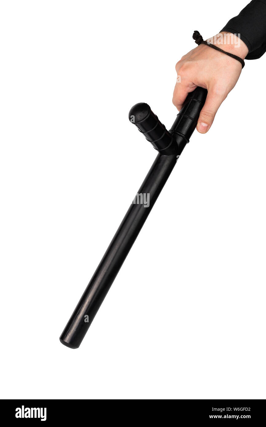 Hand in schwarzen T-Shirt mit schwarzem Gummi Polizei Schlagstock auf weißem Hintergrund. Stockfoto