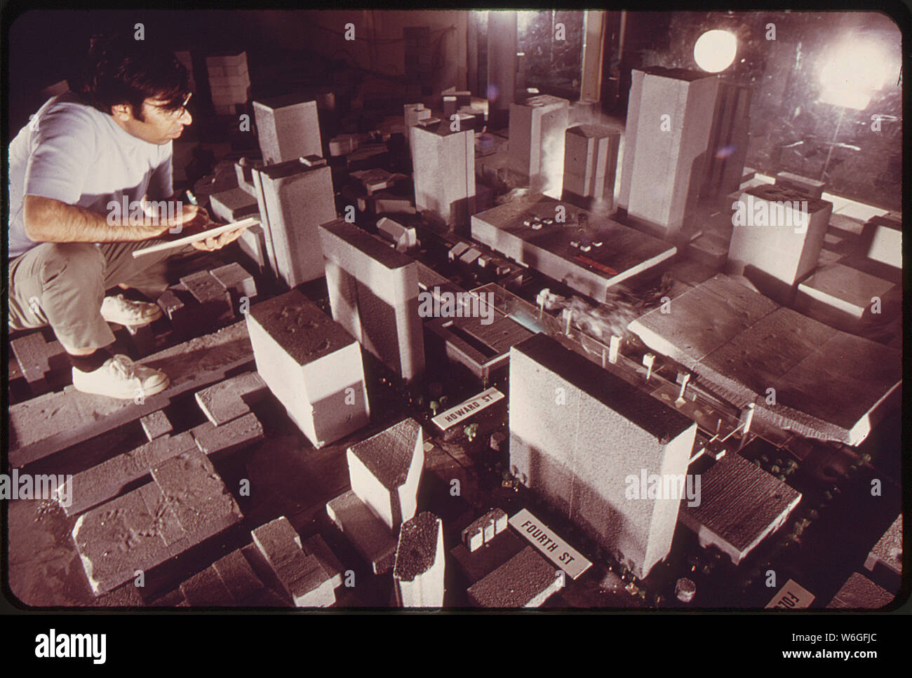 Experimentelle WINDKANAL GERÄT gebaut an der Colorado State University. Rauch IST IN DIESEM MODELL DER STADT HOUSTON, SO DASS WISSENSCHAFTLER ZUR UNTERSUCHUNG DER WIRKUNG VON GEBÄUDEN UND STADT LAYOUT AUF GESCHWINDIGKEIT UND RICHTUNG VON SMOG DISPERSION Stockfoto