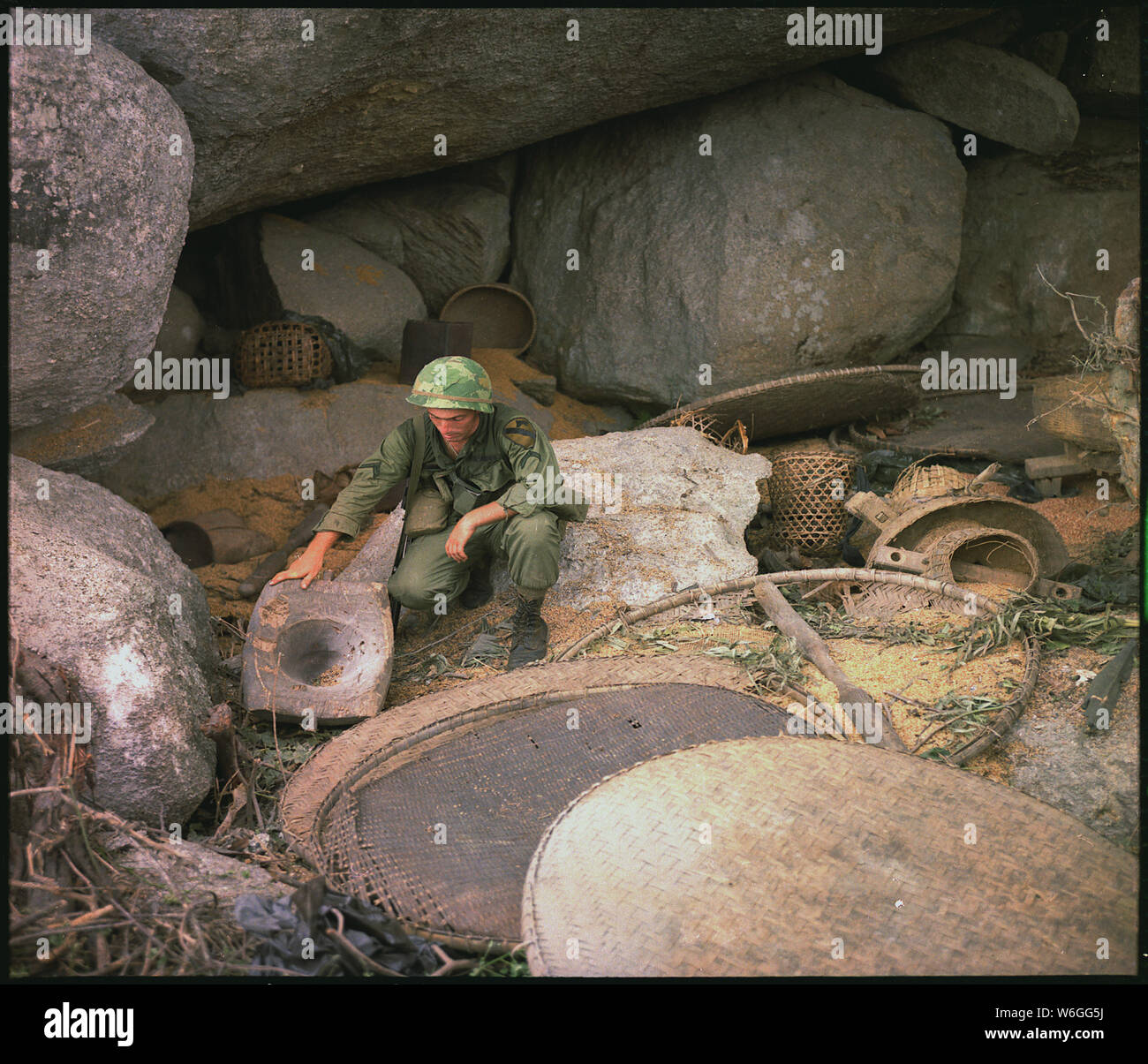 Elemente der Blauen (Gewehr) Platoon, Truppe B, 1 Staffel, 9 Kavallerie, 1st Cavalry Division (Airmobile), die Augen und Ohren der Division, Verhalten bekämpfen Angriff Missionen gegen die Vietcong und der nordvietnamesischen Truppen in der Ein Lao Valley in Verbindung mit Operation Pershing. Private First Class Carl D. Demarco (Hawthorne, NEW YORK), infanterist, sucht eine zerstörte Viet Cong die Höhle. Stockfoto