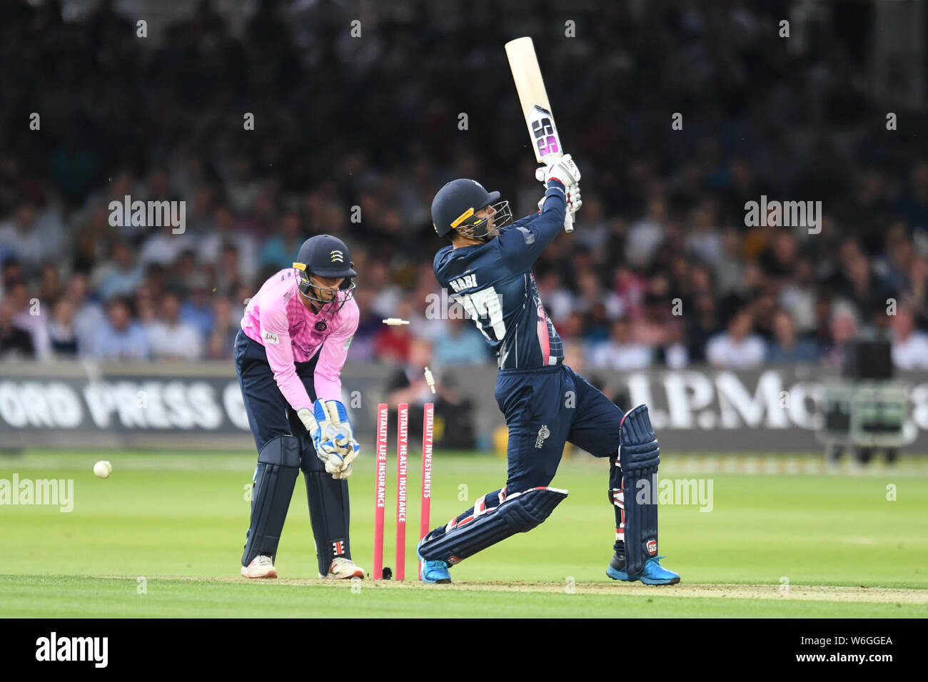 London, Großbritannien. 1 Aug, 2019. Mohammad Nabi von Kent Criket Club war Balled von Steve Finn von Middlesex während T 20 Vitalität Blast Befestigung zwischen Middesex vs Kent bei der Lord's Cricket Ground am Donnerstag, August 01, 2019 in London, England. Credit: Taka G Wu/Alamy leben Nachrichten Stockfoto