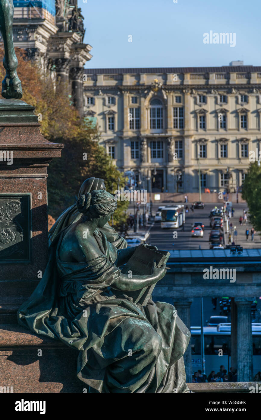 BERLIN, DEUTSCHLAND - 26. SEPTEMBER 2018: Fokus auf der einen Seite der Reiterstatue von Friedrich Wilhelm IV. von Preußen, die Alexander Calandrelli und Stockfoto