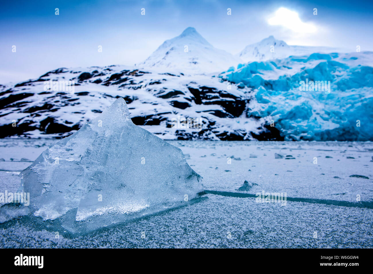 Portage Lake gefroren im Winter mit Portage Glacier im Hintergrund, gefrorenes Eis im Vordergrund; Alaska, Vereinigte Staaten von Amerika Stockfoto