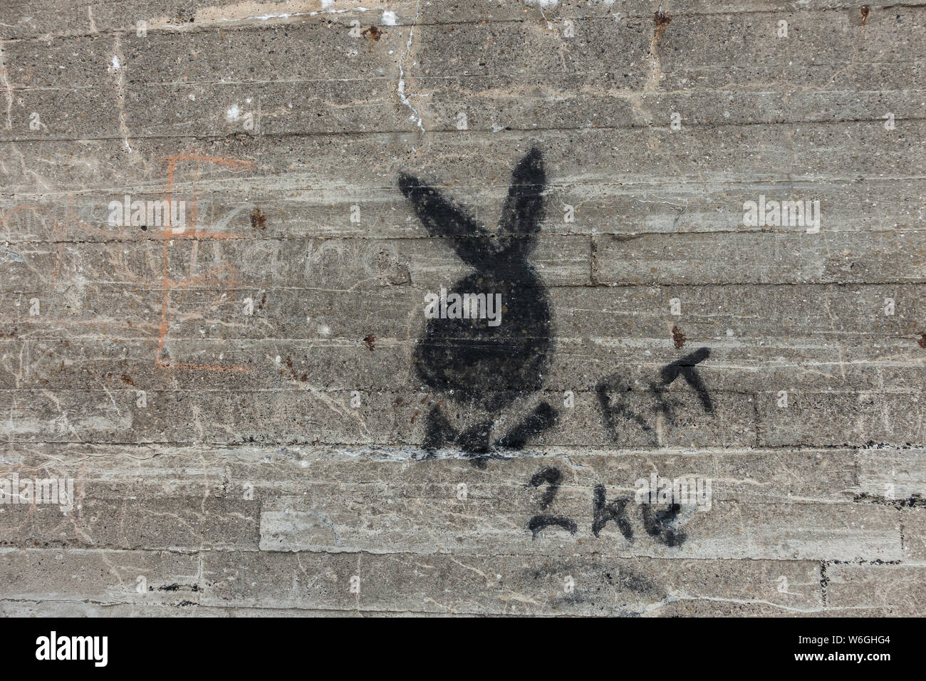 Playboy Logo in schwarz, in einem Krieg, Bunker auf Skagen Strand lackiert Stockfoto