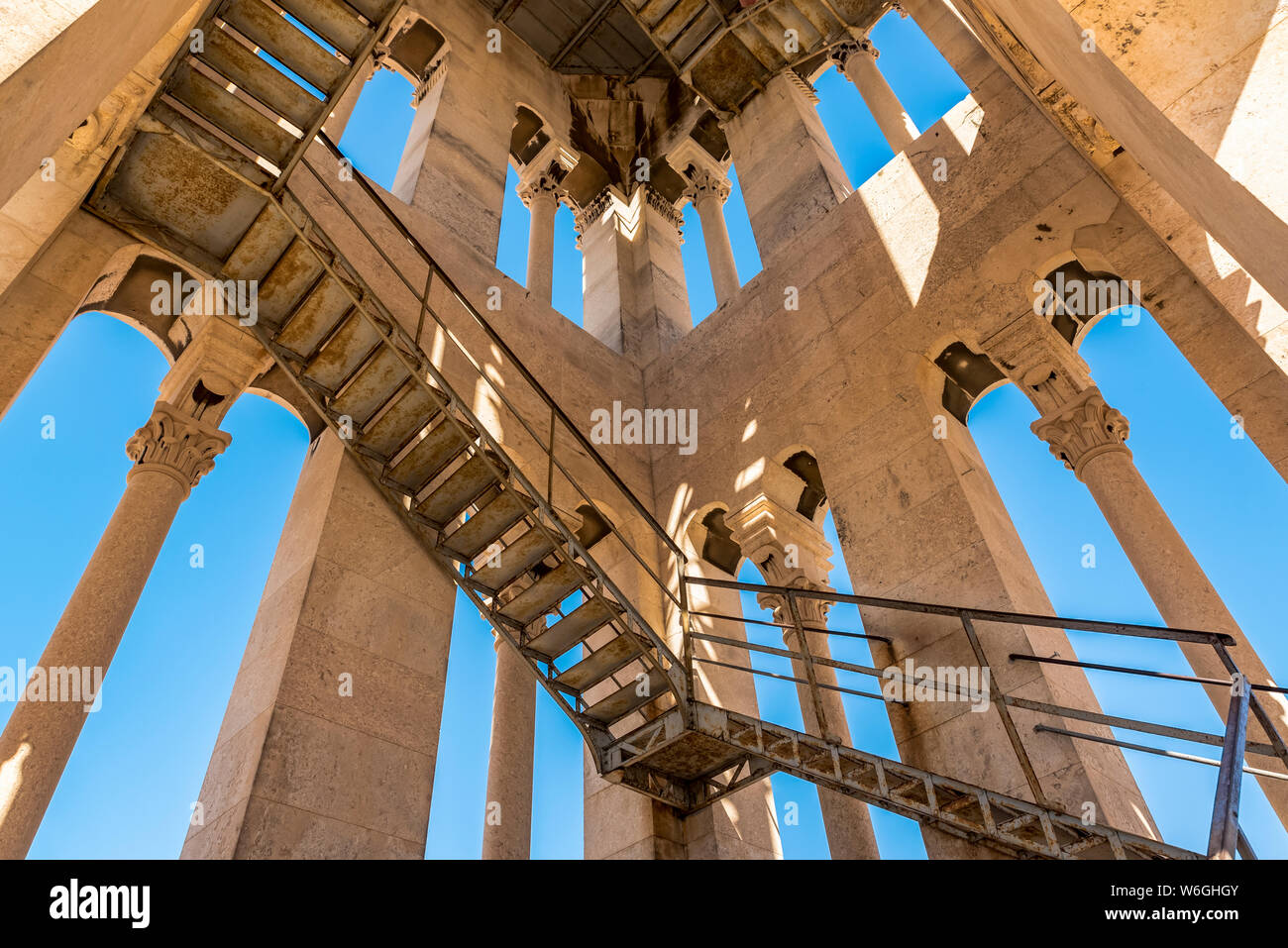 Auf dem Peristyle des Diokletianpalastes auf den Glockenturm von St. Domnius steigen; Split, Kroatien Stockfoto