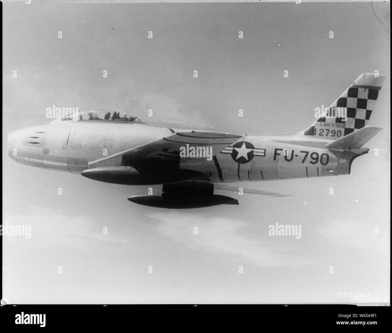 5. AIR FORCE, KOREA - Seine Pfeilflügeln und schlanken Rumpf der North American F-86 Sabre Jet, Amerikas schnellste Jet fighter unterscheiden; Umfang und Inhalt: FÜNFTE AIR FORCE, KOREA - Seine Pfeilflügeln und schlanken Rumpf der North American F-86 Sabre Jet, Amerikas schnellste Jet fighter unterscheiden. Dieses Schwert, von einem Piloten der Veteran 51 Jagdflugzeug Flügel geflogen, Überspannung durch die koreanischen Himmel in Richtung MIG Alley geleitet und eine weitere Begegnung mit dem Kommunistischen MIG-15 ist, dass manchmal nach unten stammen aus der Mandschurei. Die Sabre Jets der Kämpfe 51 erwiesen sich mehr als eine Übereinstimmung für Stockfoto