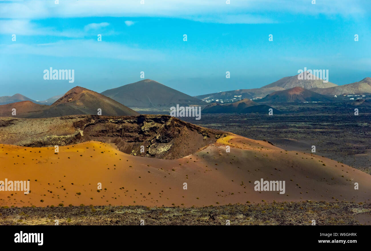 Vulkanische Landschaft und Vulkan Krater Timanfaya National Park, Lanzarote, Kanaren, Spanien Stockfoto