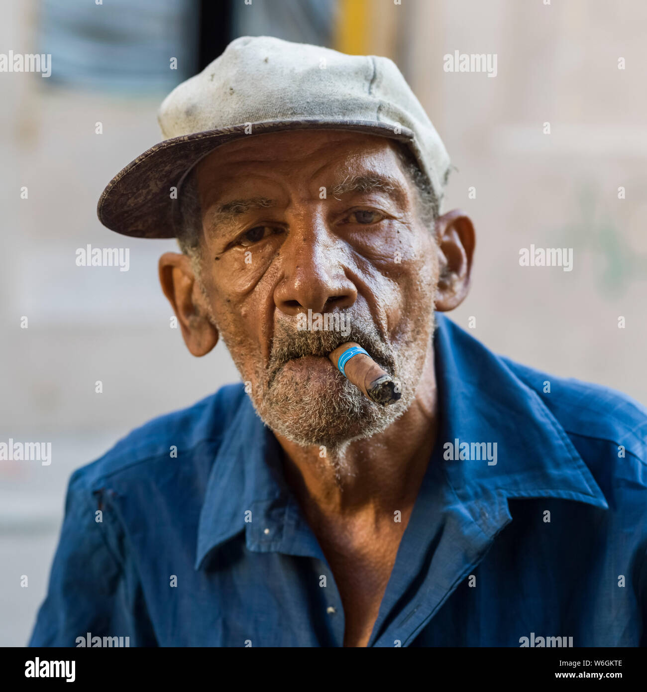 Portrait eines älteren Mannes kubanische Zigarre, Havanna, Kuba Stockfoto