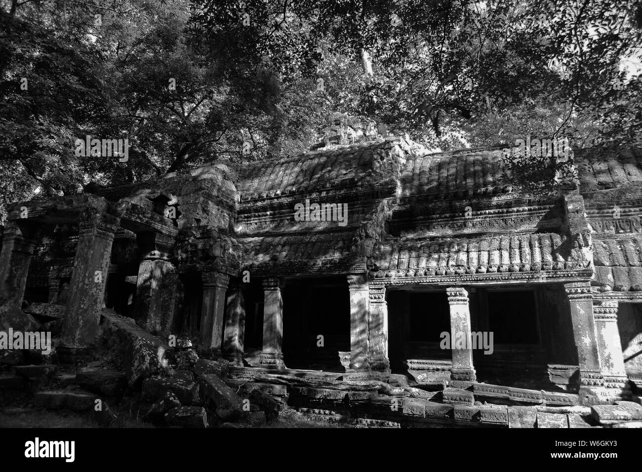 Galerie und Südlichen gopura aus dem vierten Gehäuses ruiniert, Ta Prohm, Angkor, Siem Reap, Kambodscha. Schwarz und Weiss Stockfoto