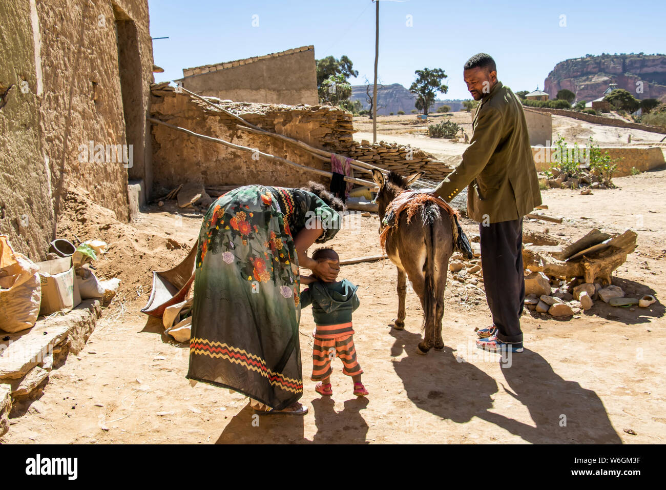 Äthiopische Familie und ihr Esel; Dugem, Tigray Region, Äthiopien Stockfoto