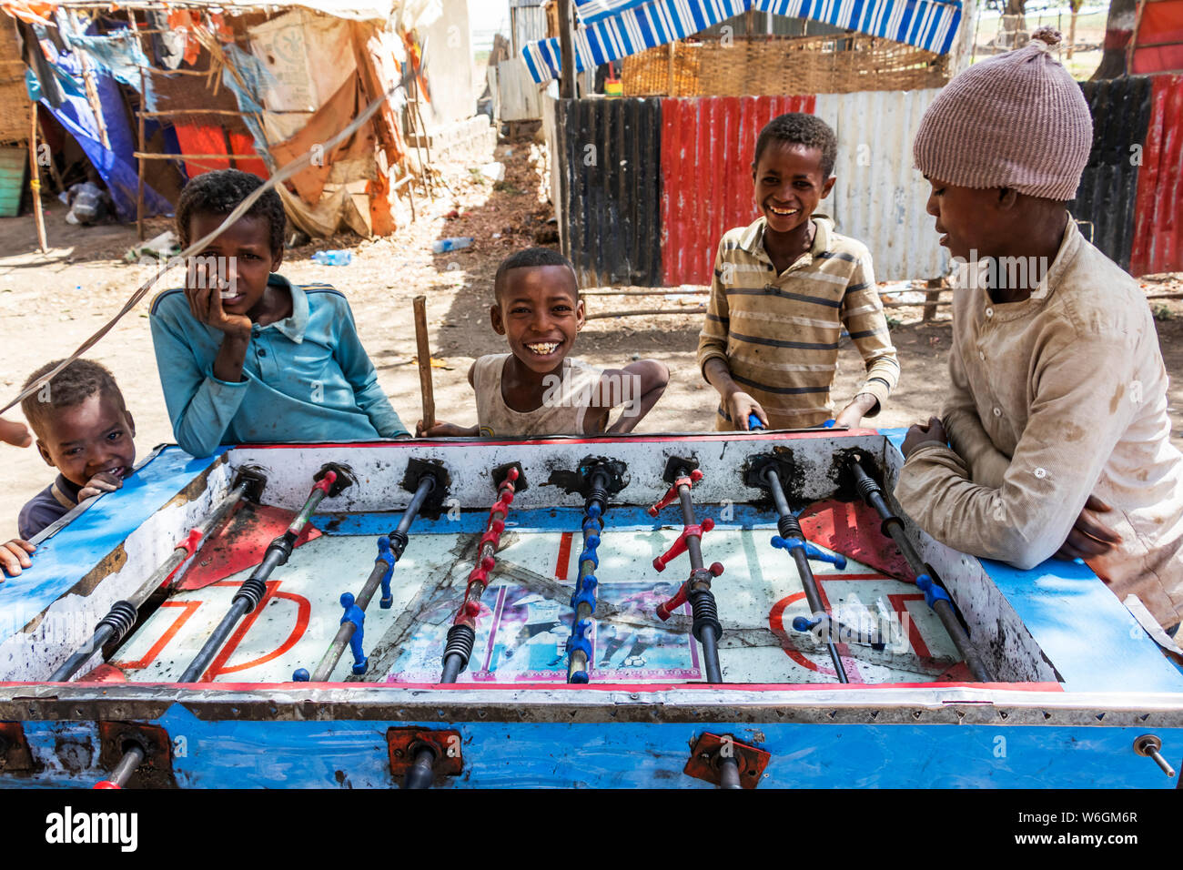 Äthiopische Jungs, Tischfußball, Koka Behälter (See); Gelila Oromia Region, Äthiopien Stockfoto