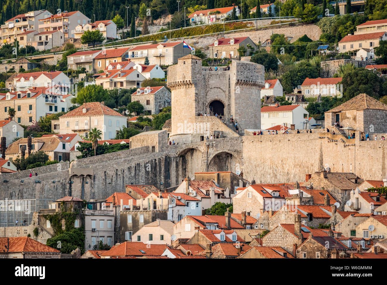 Blick auf Fort Minceta und die Stadtmauern; Dubrovnik, Grafschaft Dubrovnik-Neretva, Kroatien Stockfoto