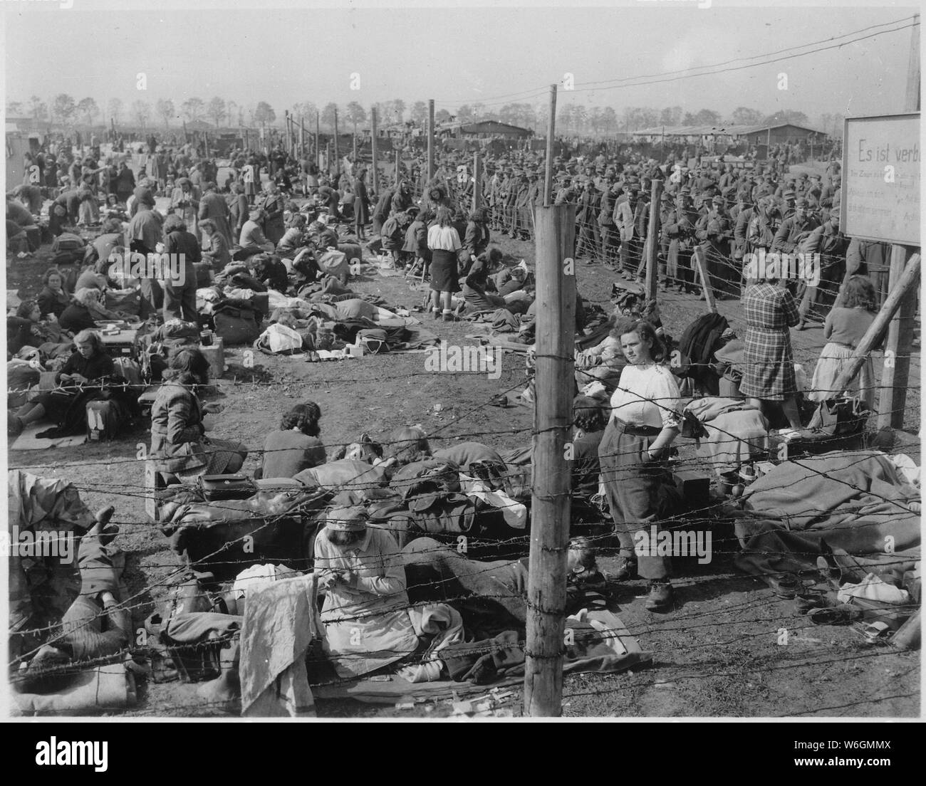 Weibliche Mitglieder der Wehrmacht sind unter den Insassen der dritten US-Armee Kriegsgefangenschaft Gehäuse unter Regansburg, Deutschland.; Allgemeine Hinweise: Verwenden Sie Krieg und Konflikt Nummer 1292 bei der Bestellung eine Reproduktion oder Anforderung von Informationen zu diesem Bild. Stockfoto Weibliche Mitglieder der Wehrmacht sind unter den Insassen der dritten US-Armee Kriegsgefangenschaft Gehäuse unter Regansburg, Deutschland.; Allgemeine Hinweise: Verwenden Sie Krieg und Konflikt Nummer 1292 bei der Bestellung eine Reproduktion oder Anforderung von Informationen zu diesem Bild. Stockfoto