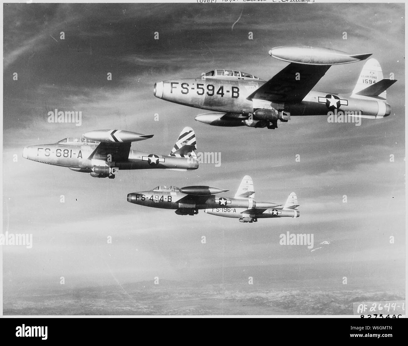 5. Air Force, Südkorea - Winging ihren Weg durch den Himmel über Nordkorea, die schwer beladenen US Air Force F-84 Thunderjets der 474th Fighter Bomber Wing, Leiter für eine kommunistische militärisches Ziel irgendwo nördlich der 38th parallel. Diese rasche Warcraft fast täglich schlagen Feind- und Truppe Konzentrationen und angreifenden Feind frontline Positionen zur Unterstützung der UN-Ground Operations. Stockfoto