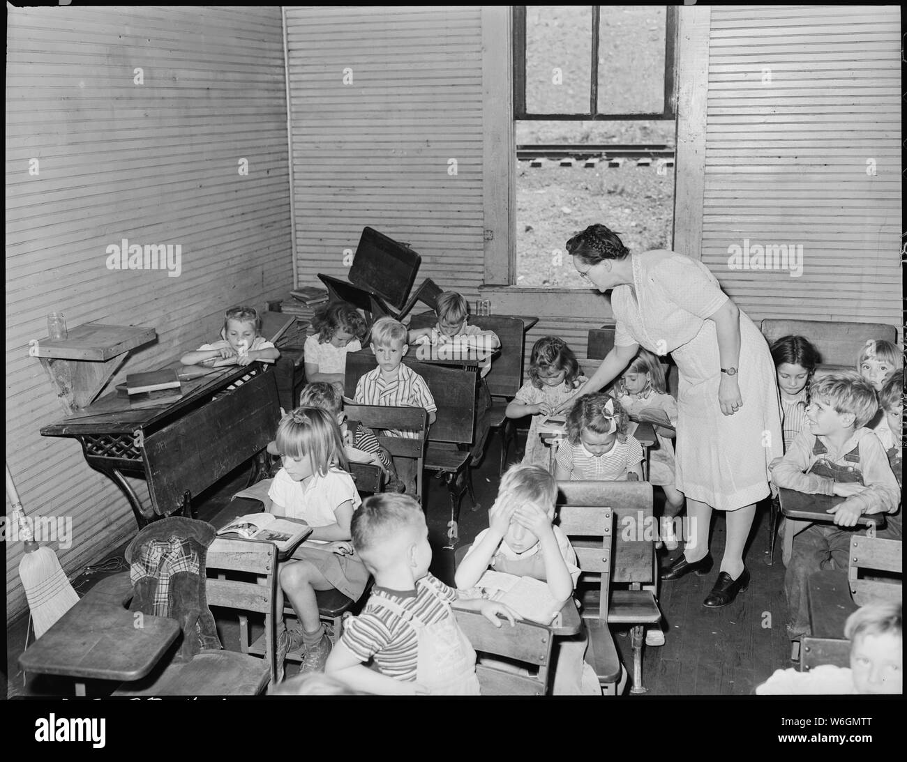 54 Schülerinnen und Schüler in der Grundierung und der ersten Klasse sind in diesem einen Zimmer mit einem Lehrer. Kentucky Straight Creek Coal Company, Belva Mine, verlassenen nach Explosion [in] 31.12.1945, Four Mile, Bell County, Kentucky. Stockfoto