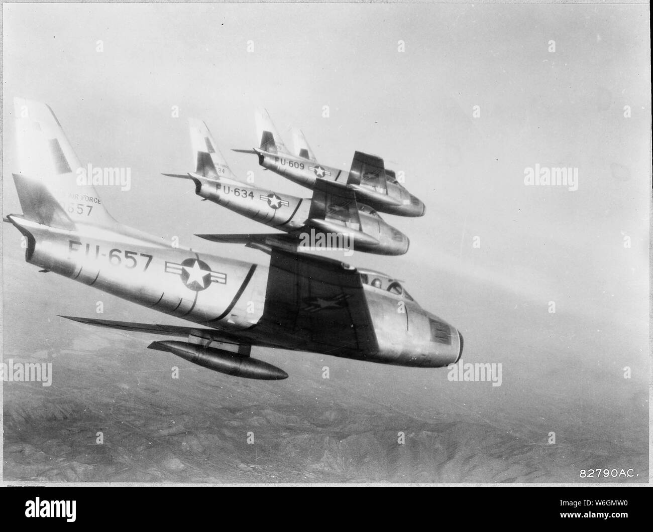 5. Air Force, Südkorea - Halten ein wachsames Auge offen für die Russischen MIG-15 s gebaut, die Piloten der US Air Force F-86 Sabre Jets der 51 Jagdflugzeug Flügel Patrouille der Himmel hoch über Nordkorea schutz Jagdbomber. Die Piloten der 51. FI Wing geschossen haben sich mehr als 145 MIGs, wahrscheinlich zerstört mehr als 15 und beschädigte mehr als 170 andere. Stockfoto