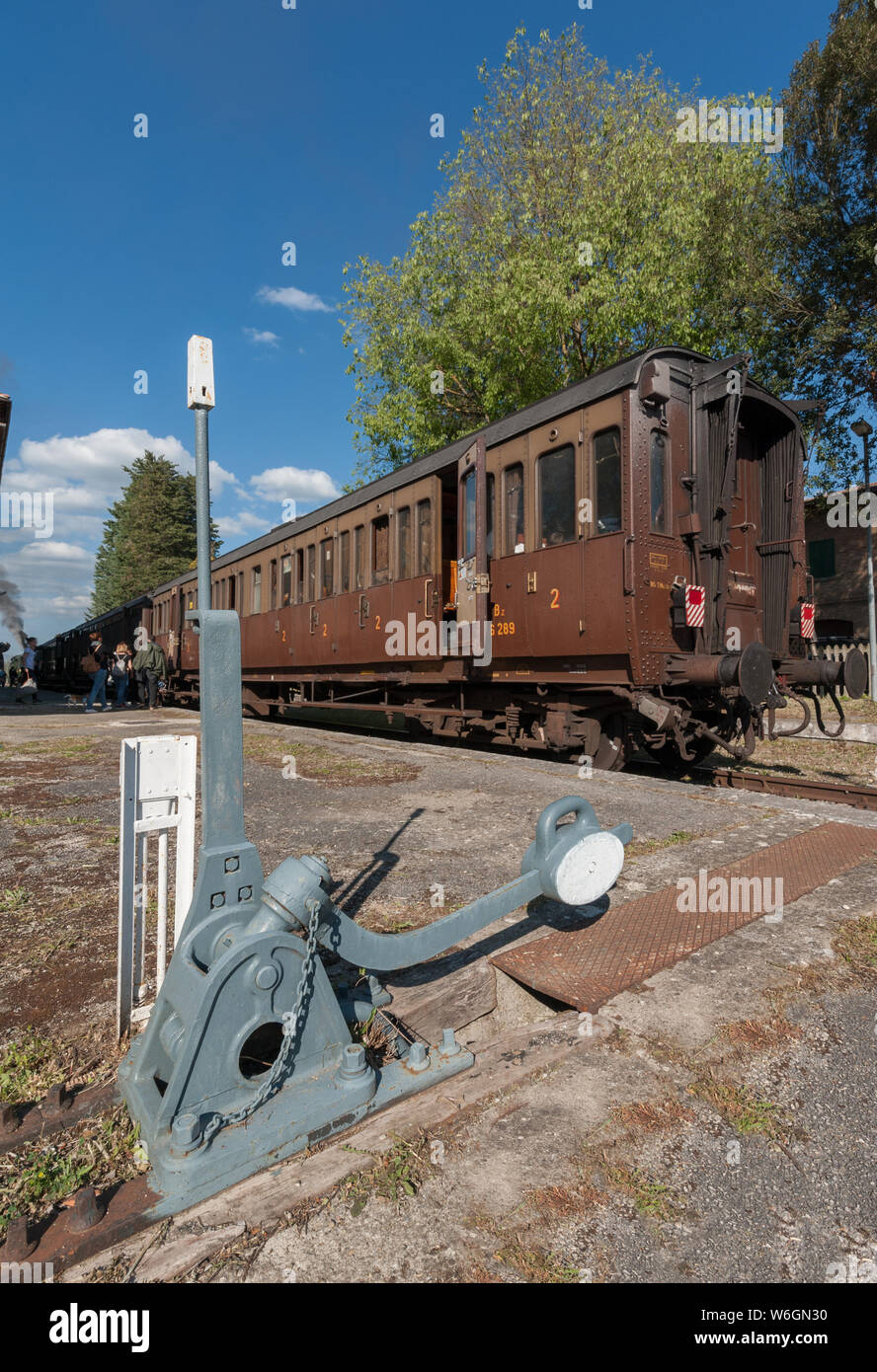 Eisenbahn wechseln. Alte vintage Waggons im Hintergrund. Stockfoto