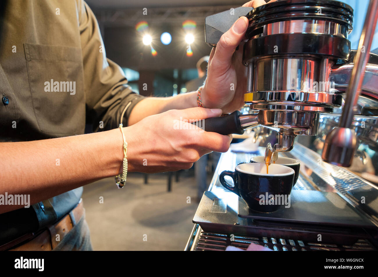 Vorbereitung der italienischen frischen Kaffee an der professionellen Espressomaschine Stockfoto