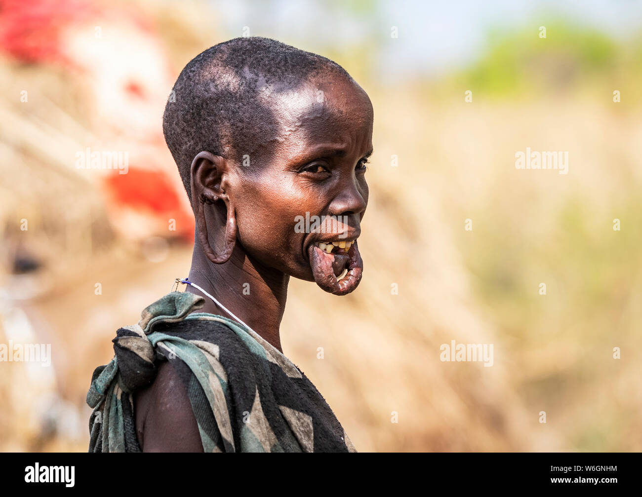 Mursi Frau in einem Dorf in Mago National Park, Omo Valley; Südliche Nationen, Nationalitäten und Völker" Region, Äthiopien Stockfoto