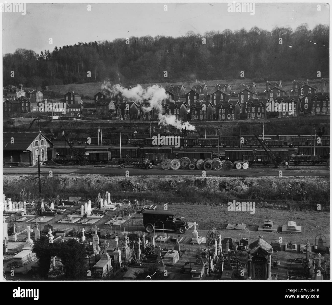 Frankreich. Longwy-Haut, zwischen Longwy und Herserange. Das ist so eine typische Ansicht - in jeder neuen Stadt scheinen sie immer gesehen zu haben. Die niedrigen, Bügeleisen - Erzgebirge, drei Zeilen der Arbeitnehmer Gehäuse, die Eisenbahnen mit der gleisanschlüsse immer voll, der großen Spule die Kabel und andere Geräte ... und dann die cemetaries, gepflegten und verzierten Stockfoto