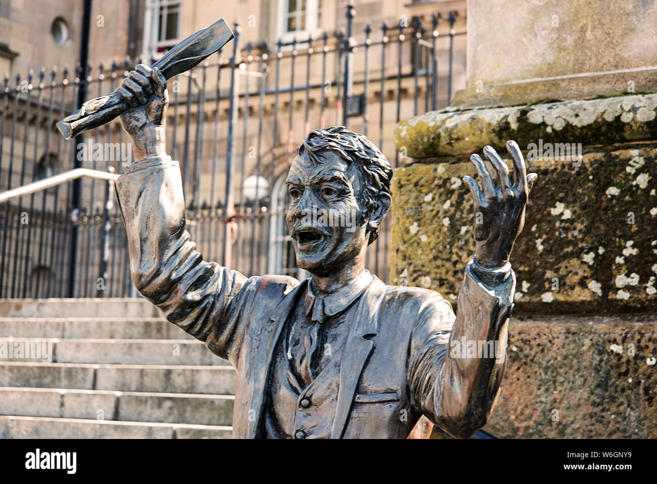 The Speaker, ein Stück Straßenskulptur auf dem Custom House Square, Belfast, Nordirland Stockfoto