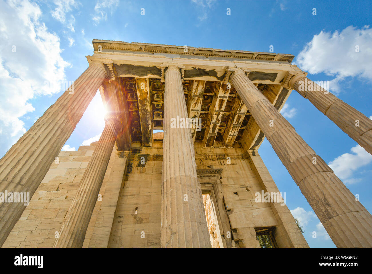 Sonnenlicht flares hinter der Decke des Erechtheion, einer antiken griechischen Tempel auf der Nordseite der Akropolis, Athen, Griechenland Stockfoto