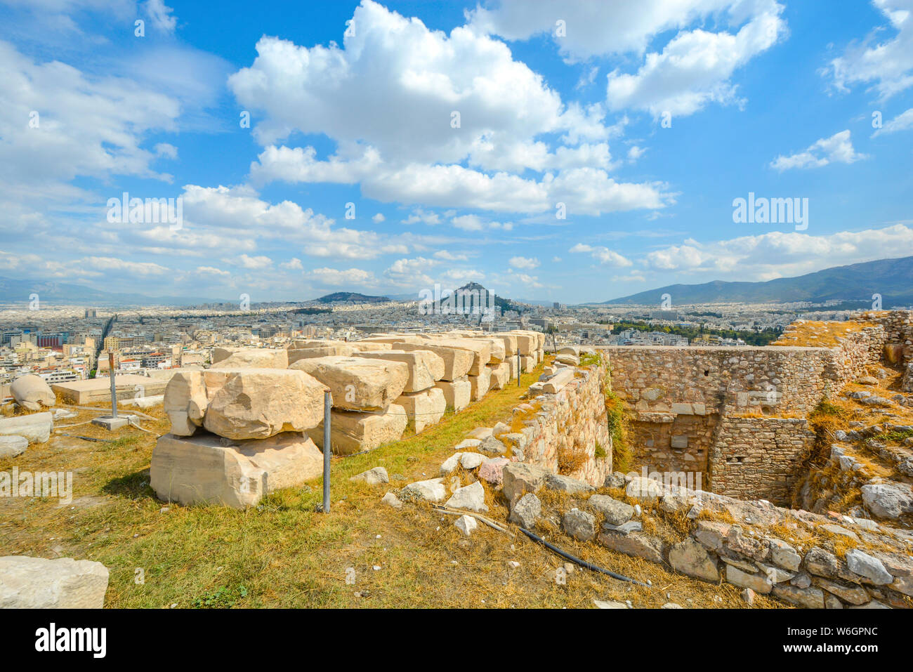 Blick auf den Likavitos-Hügel von Akropolis in Athen Griechenland an einem warmen Sommertag mit hübscher blauer Himmel Stockfoto
