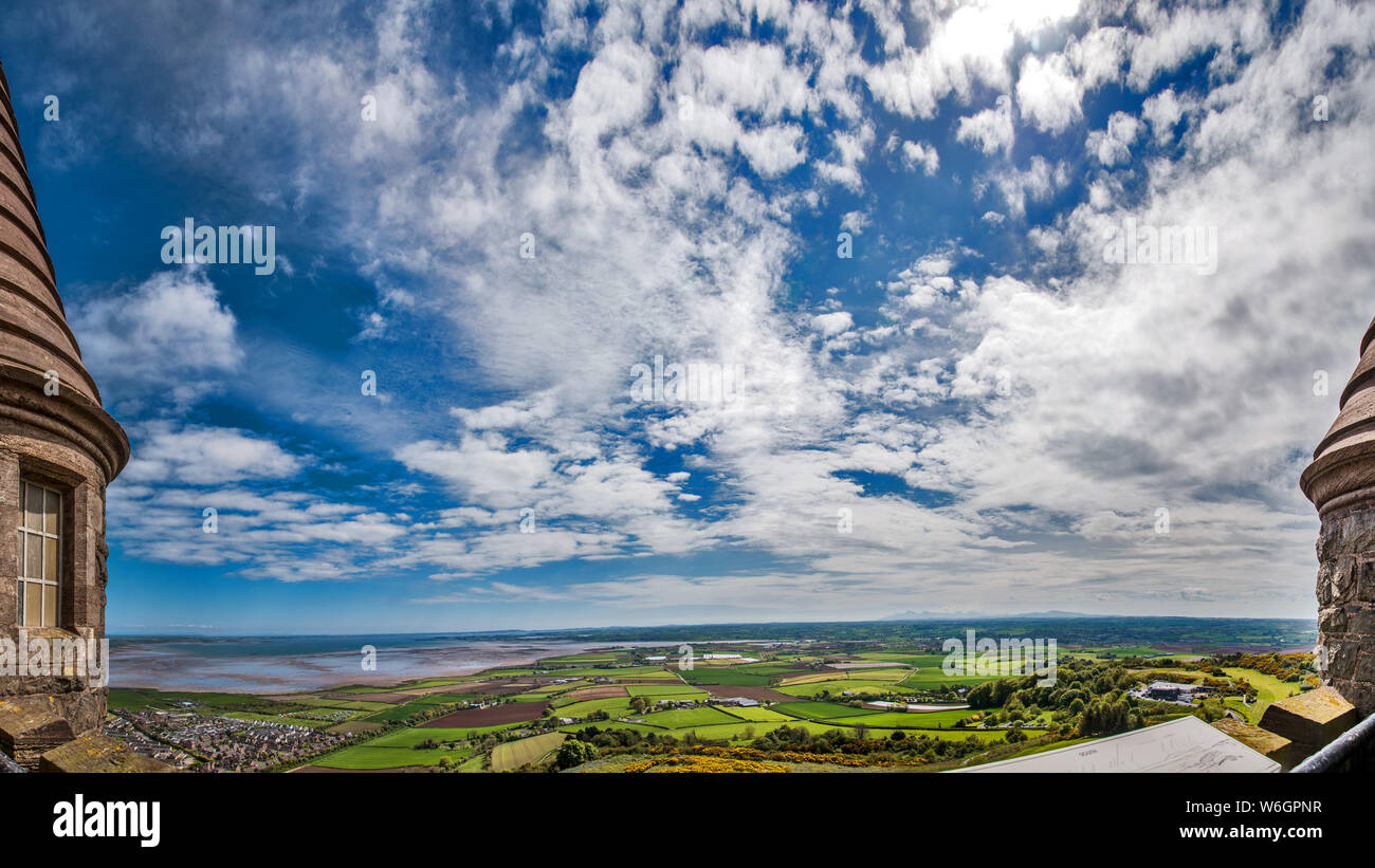 Panoramablick nach Süden in Richtung der Mourne Mountains von Scrabo Tower, County Down, Nordirland mit Strangford Lough im Osten. Stockfoto
